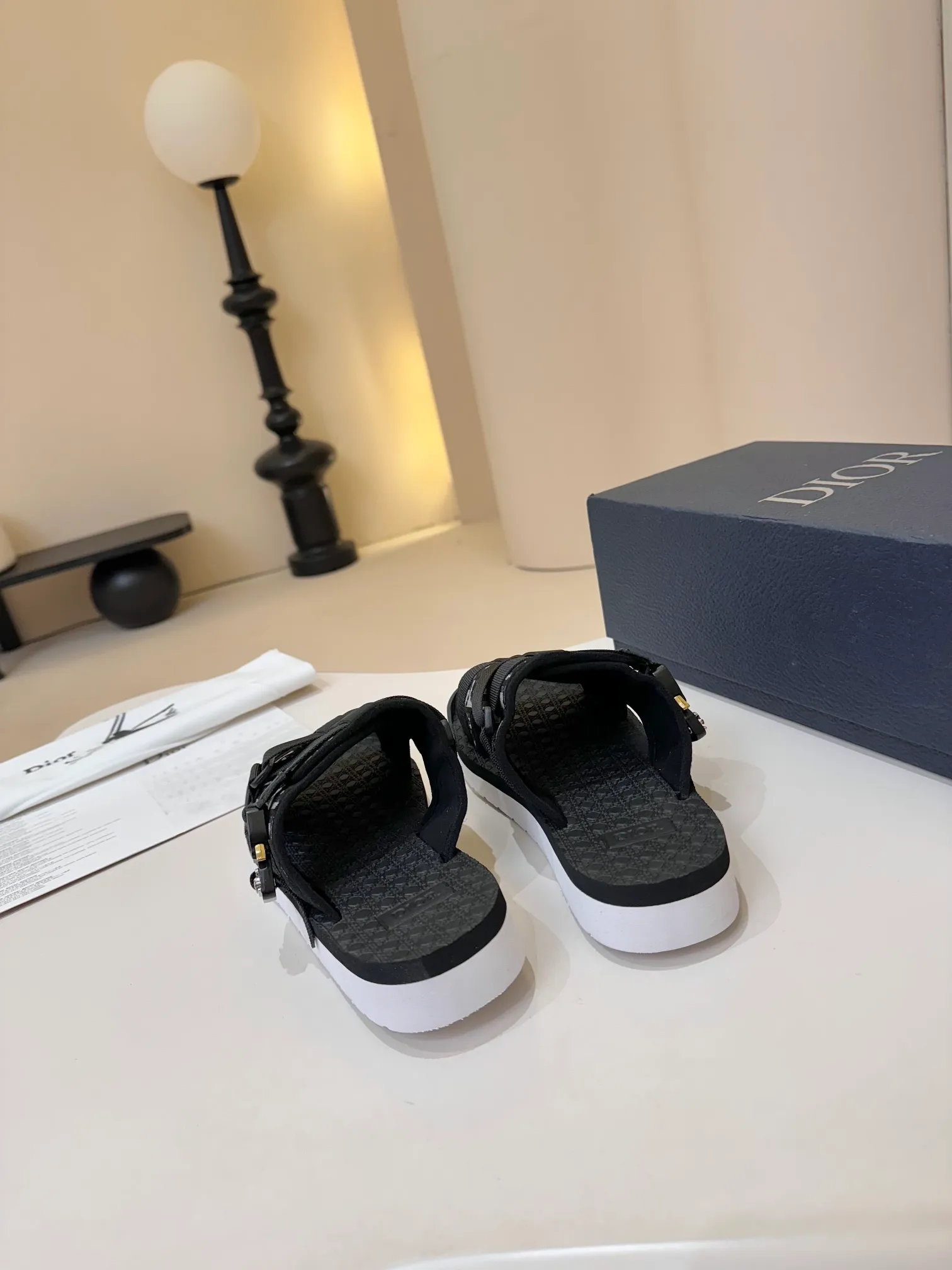 [Dior] P: 340💰 -Size: 38-46 Dior Dior D’s classic men’s slippers, high-end boutique, original material, pure cotton printed canvas upper, fine workmanship, super soft sole, casual, loose and comfortable, a must-have in summer!